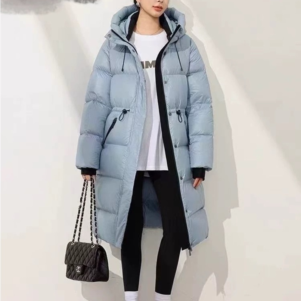 Long goose down coat with a cinched waist, finely crafted. Smog blue color